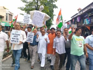बढ़ती महंगाई के खिलाफ कांग्रेस का जोरदार प्रदर्शन, केंद्र-राज्य सरकार का पुतला फूंका